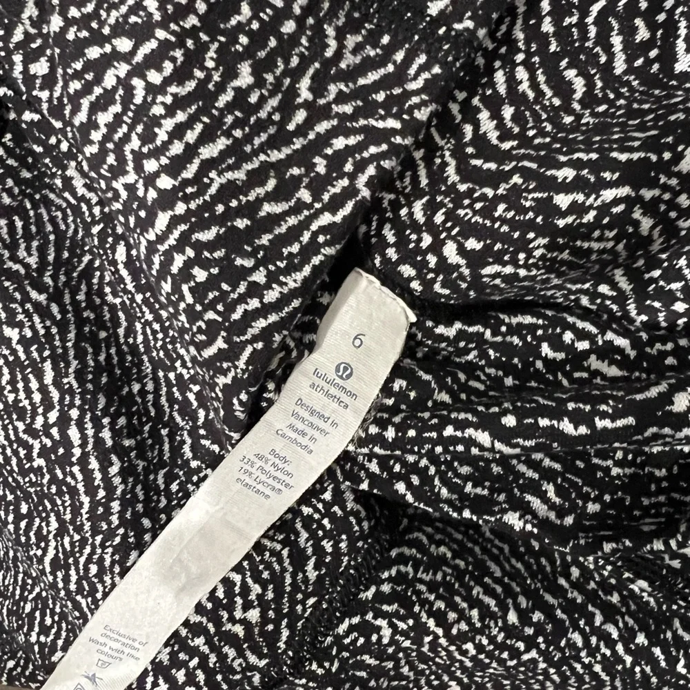 Lululemon Cropped Leggings Size 6‎ black/white design thicker material